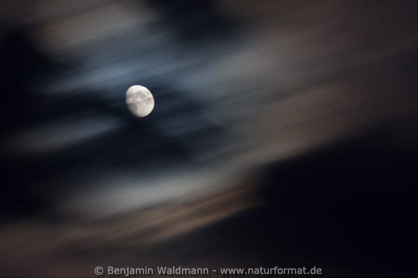 Mond und Wolken