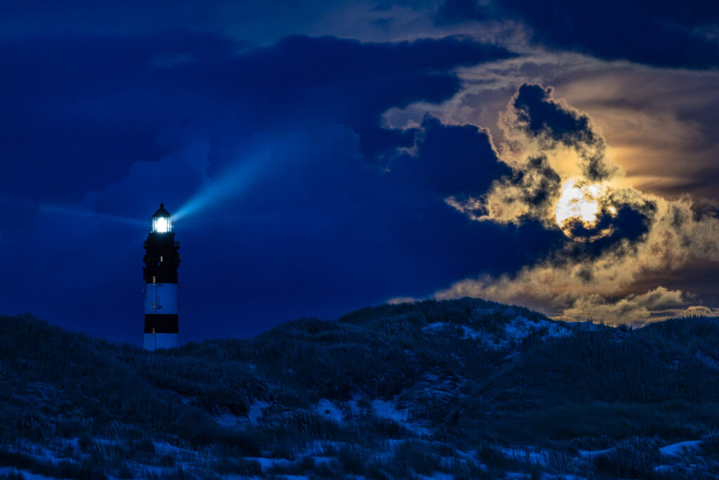 Leuchtturm und Mond