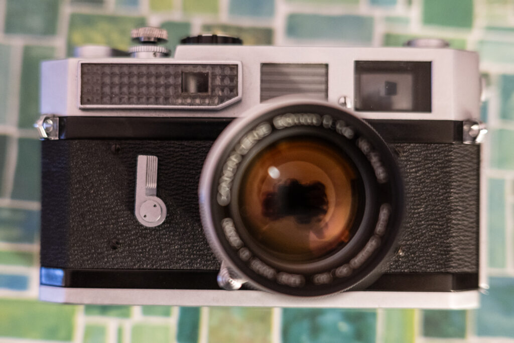Canon 7, eine Kleinbild-Messsucherkamera aus den 1960er Jahren.