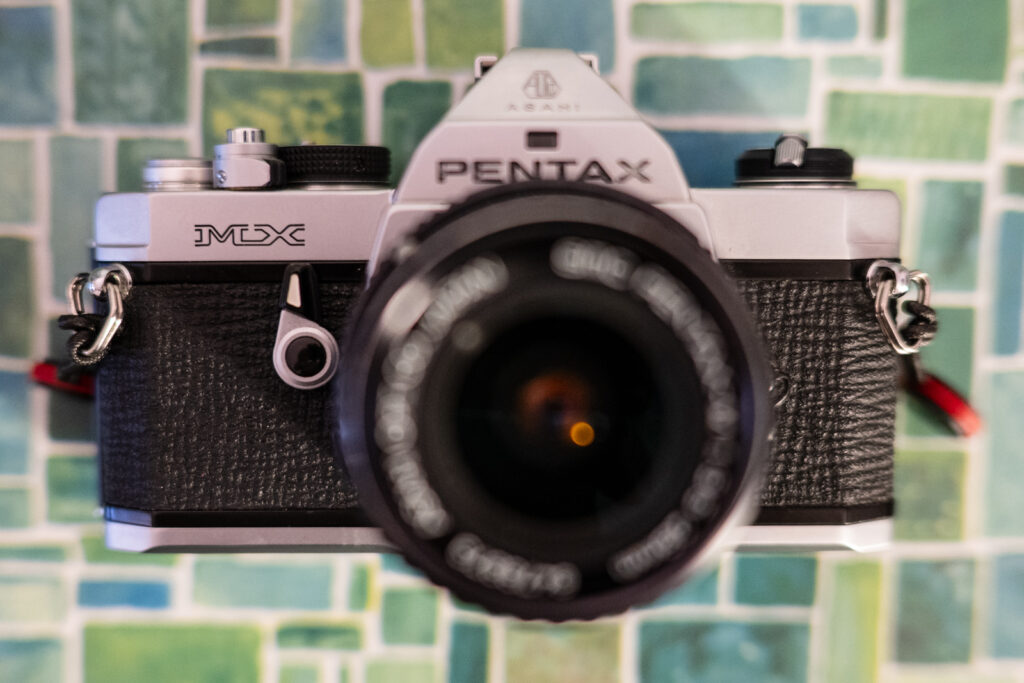 Pentax MX, einer der kleinsten analogen Spiegelreflexkameras die je gebaut wurde.
